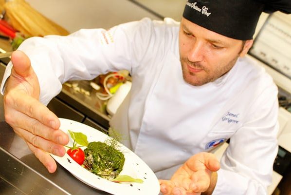 ristoranti-castiglione-della-pescaia-ristorante-larpione-chef-jenel-grigore-e-piatto.jpg