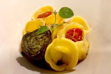 cropped-castiglione-della-pescaia-ristoranti-Ravioli-di-semola-al-doppio-tuorlo-ricotta-di-bufala-intingolo-di-crostacei-e-carciofi-1.jpg