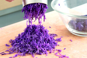 Preparazione della pasta per gli gnocchi viola.